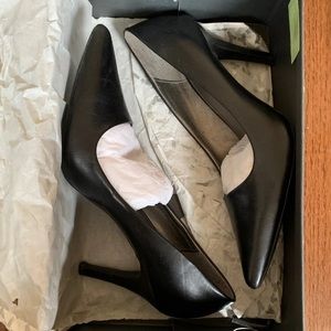 Kenneth Cole Black Pumps